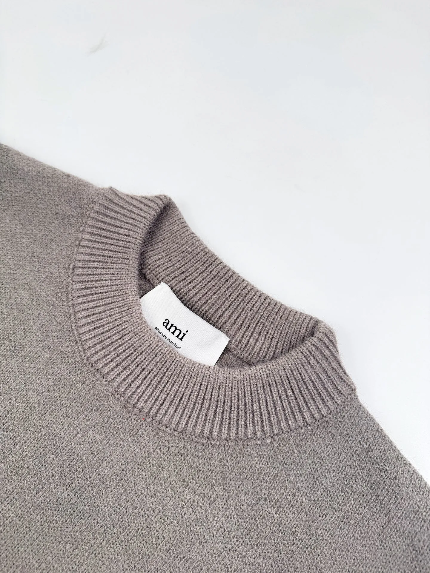 Ami Paris love jacquard crew neck sweater, custom-woven and dyed luxurious merino wool, soft and delicate, comfortable and close to the skin, using high-end morning mist gray as the ink, a gentle riot of grayscale aesthetics. A contrasting love heart jumps on the chest, quietly exuding its own charming halo. The brand is highly recognizable. The elegance and casualness of French fashion is the ultimate simplification of color, and it also conveys the love and persistence of life. Meet the ultimate simplicity. The well-deserved king of Versatile. Process 1: Jacquard tissue imported from Germany. Precisely control the arrangement and interweaving of yarns. Carefully interweave the Ami love jacquard artistic pattern on the loom. The fabric is more vivid and three-dimensional. Process 2: Softening and deodorizing process of garment washing water. Deeply clean and deodorize the clothes through professional washing equipment and specific detergents. Improve the feel and appearance of the clothes. Accessories: Customized 1:1 Ami trademark. Version: Loose version. Size: S M L XL Style number: 25374